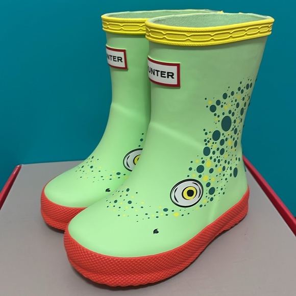 Hunter NWT baby boy or girl size 5 green chameleon character rain boots! - Picture 2 of 11